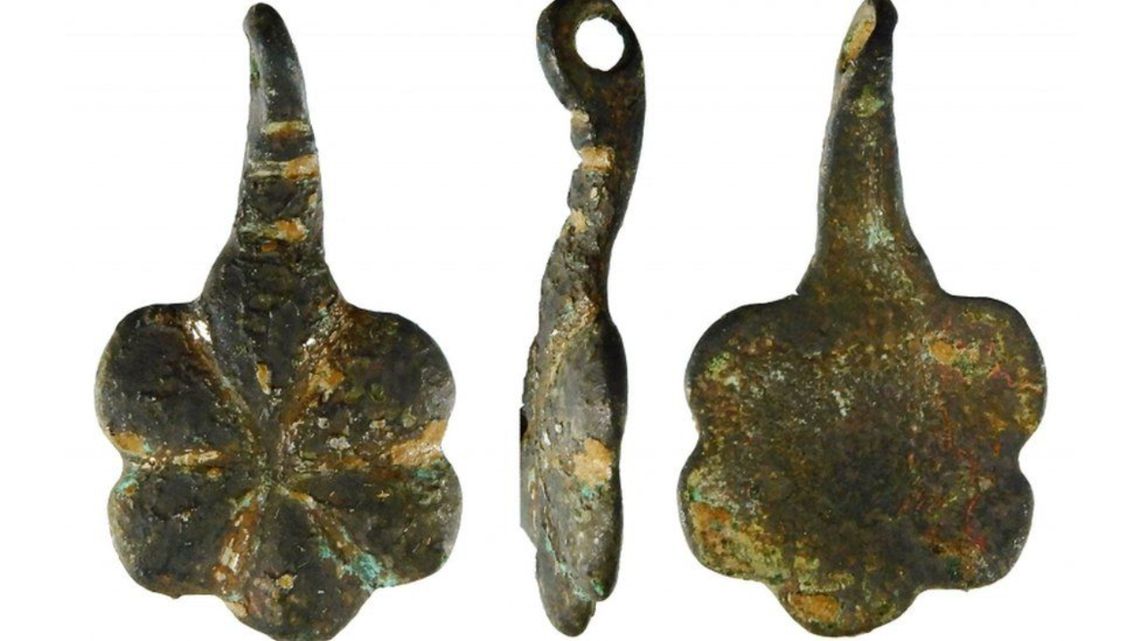 Colar medieval marca um milhão de achados arqueológicos na Inglaterra