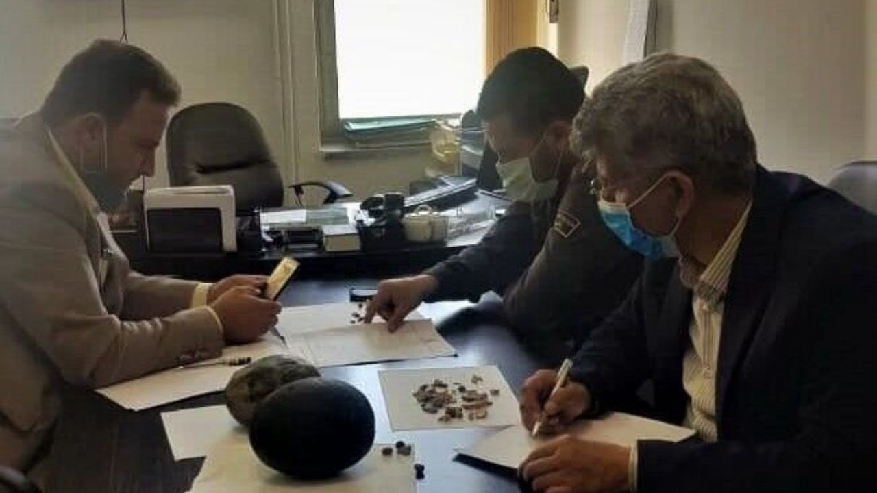 Autoridades iranianas confiscam artefatos valiosos de escavadores ilegais
