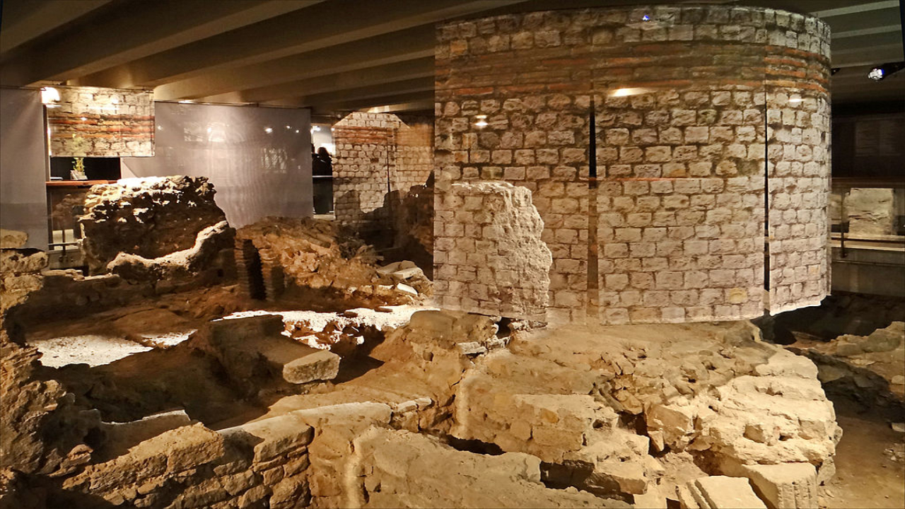 Cripta localizada na explanada da Catedral Notre-Dame em Paris reabre com exposição