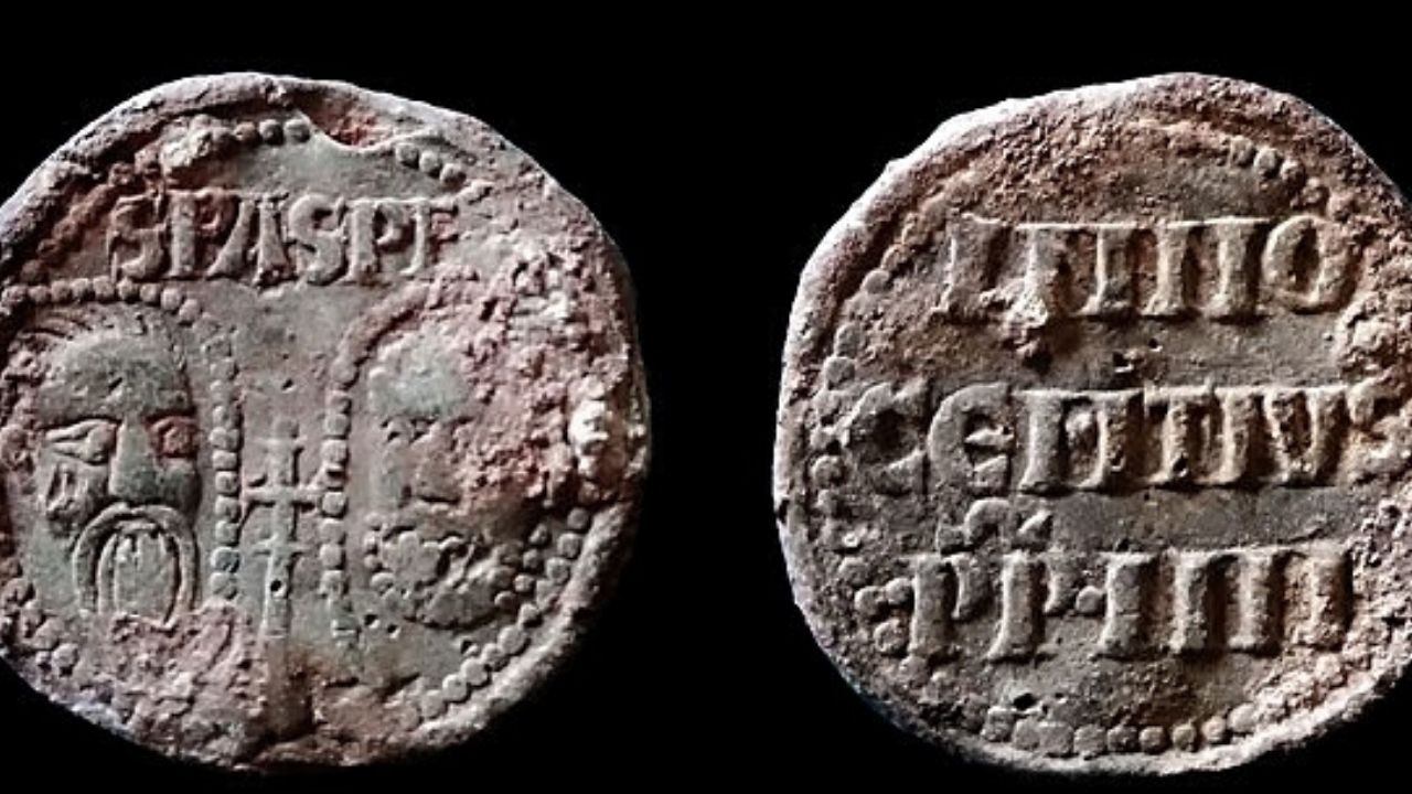 Selo de chumbo que pertenceu ao Papa Inocêncio IV é encontrado na Inglaterra
