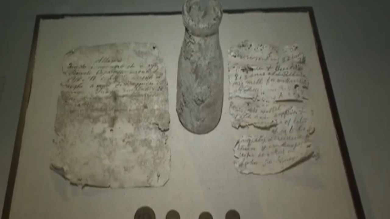 Cápsula do tempo é descoberta embaixo de marco histórico, em Nova York
