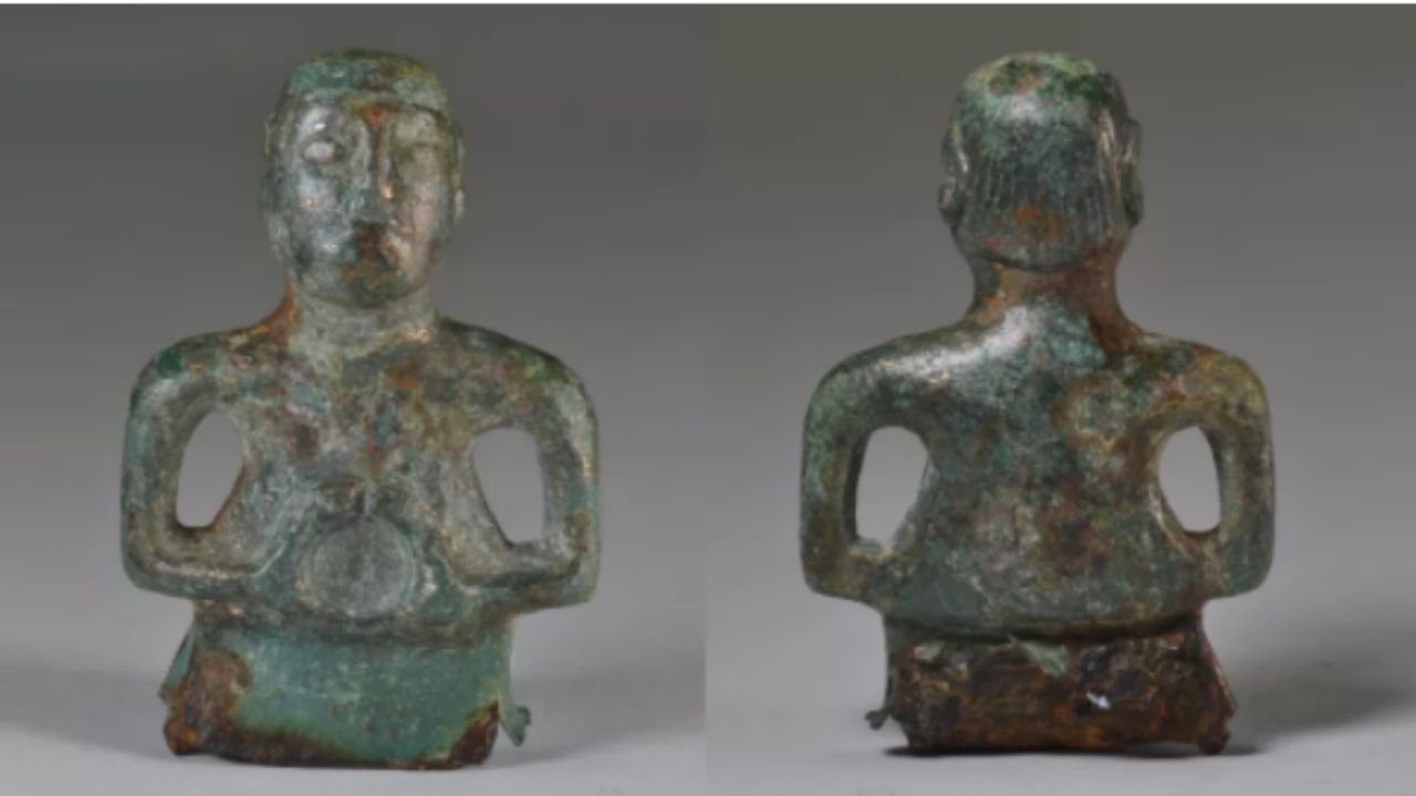 Bigode e cabelo de tainha: curiosa estátua de deus celta é identificada na Inglaterra