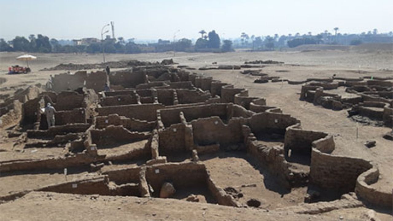 Valiosa descoberta: Há 1 ano, cidade do ouro perdida era revelada no Egito