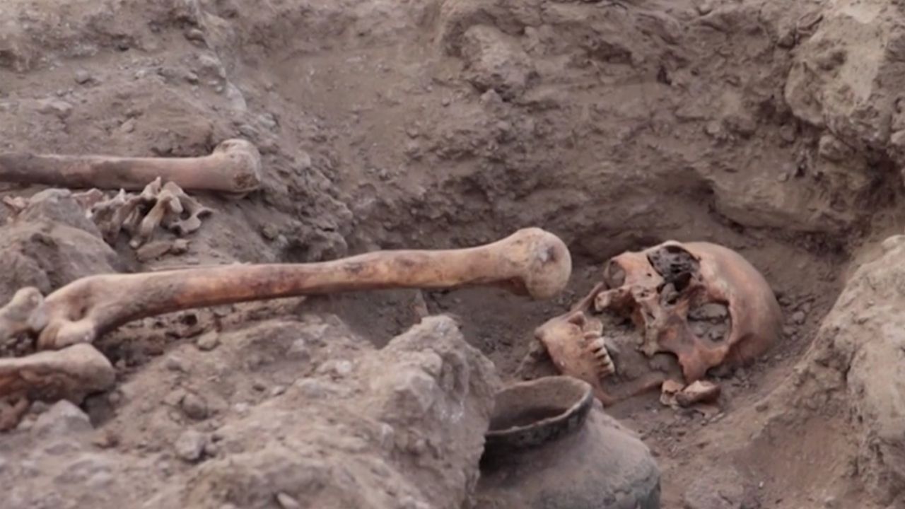 Arqueólogos encontram 29 esqueletos com mais de mil anos no Peru