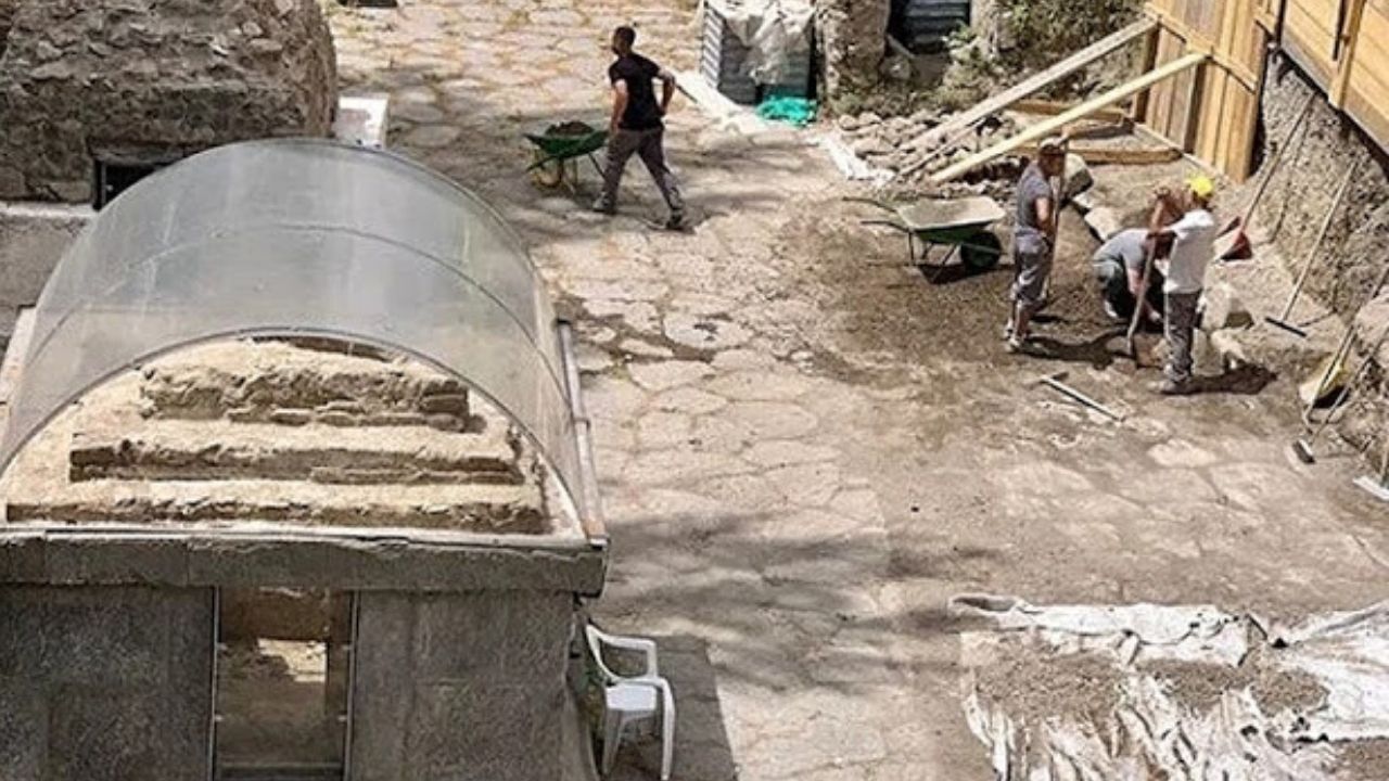 Escavações em Pompeia revelam estrada pavimentada com calçada