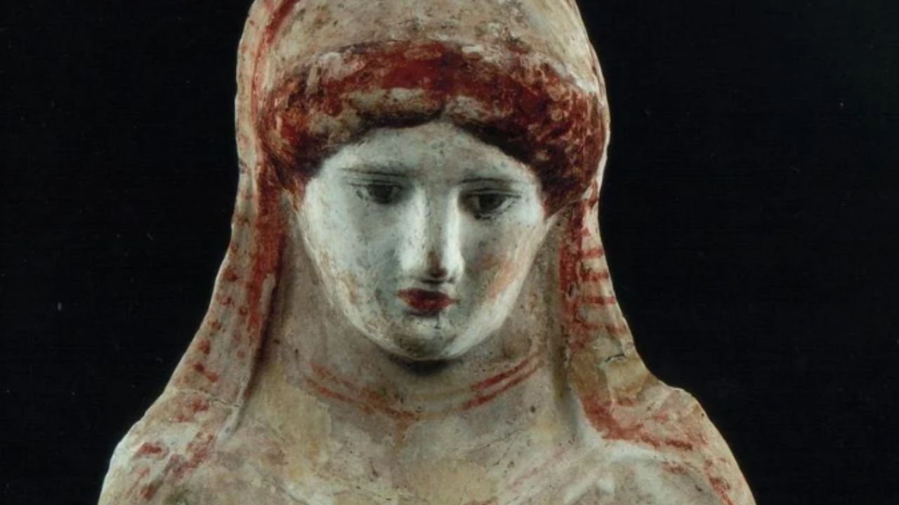 A estátua colorida encontrada em um antigo cemitério da Grécia