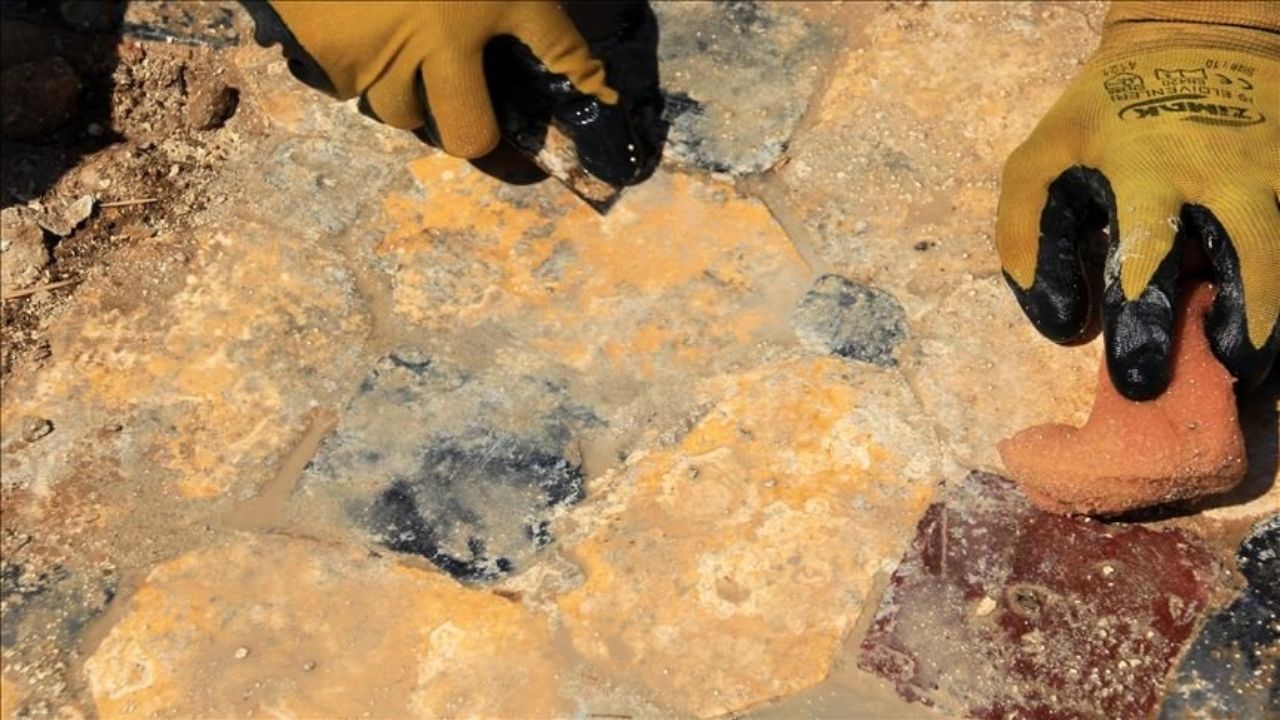 Arqueólogos encontram disco solar em altar de 3.500 anos na Turquia