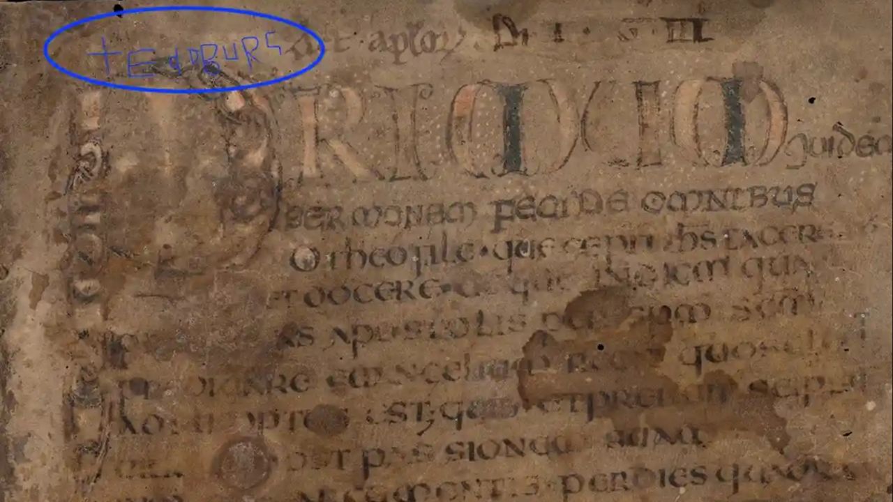 Cientistas descobrem nome ‘quase invisível’ escrito em pergaminho medieval