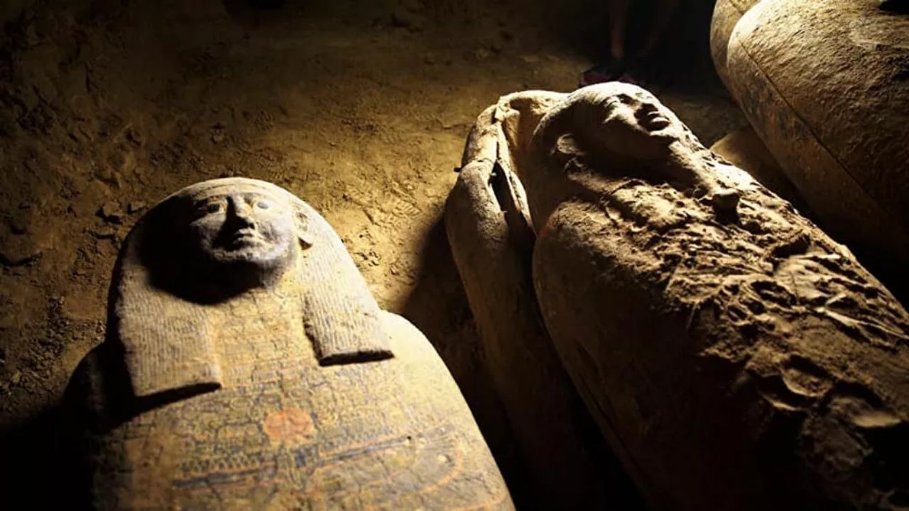 Pesquisadores descobrem impressionantes sarcófagos intactos após 2,5 mil anos no Egito