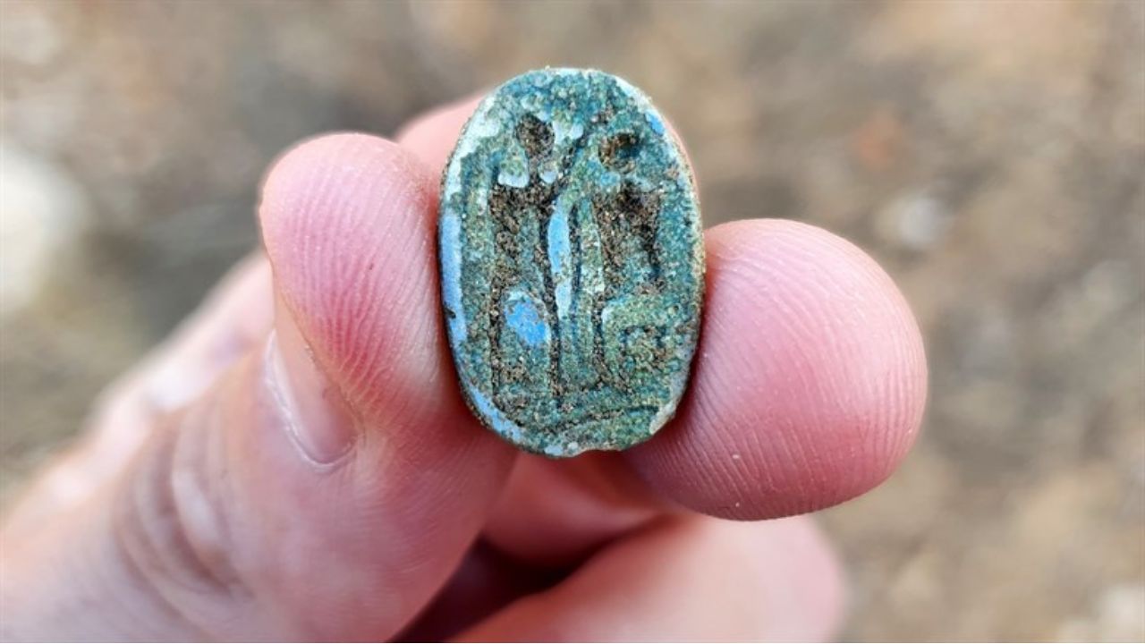 Amuleto de escaravelho milenar é descoberto durante excursão escolar em Israel