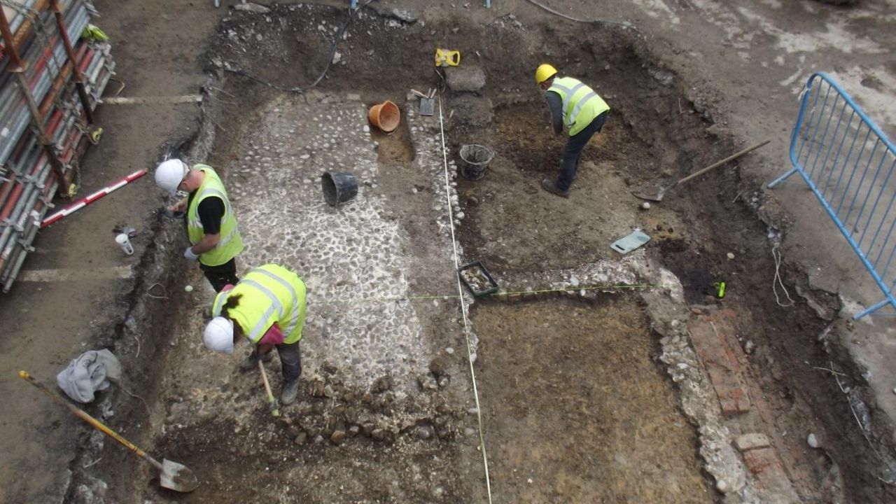 Escavação em quartel militar na Irlanda revela artefatos raros de soldado do século 17