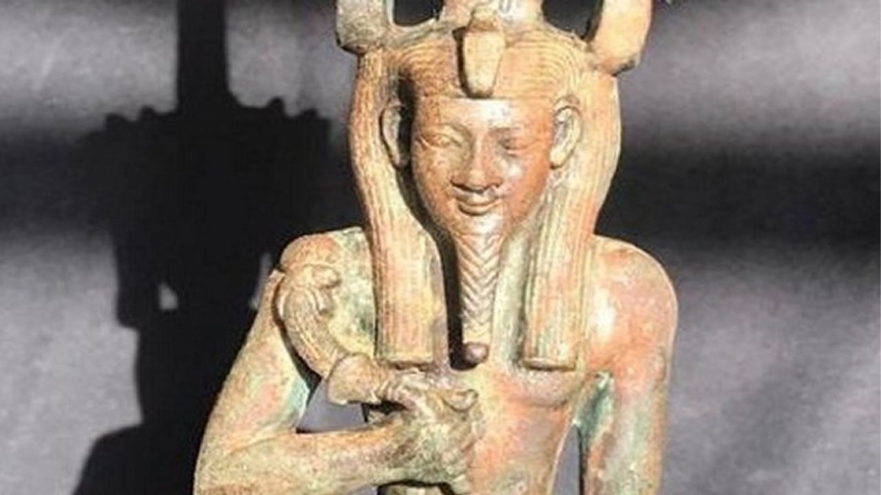 Escavações na necrópole de Saqqara revelam estátua do deus Nefertum