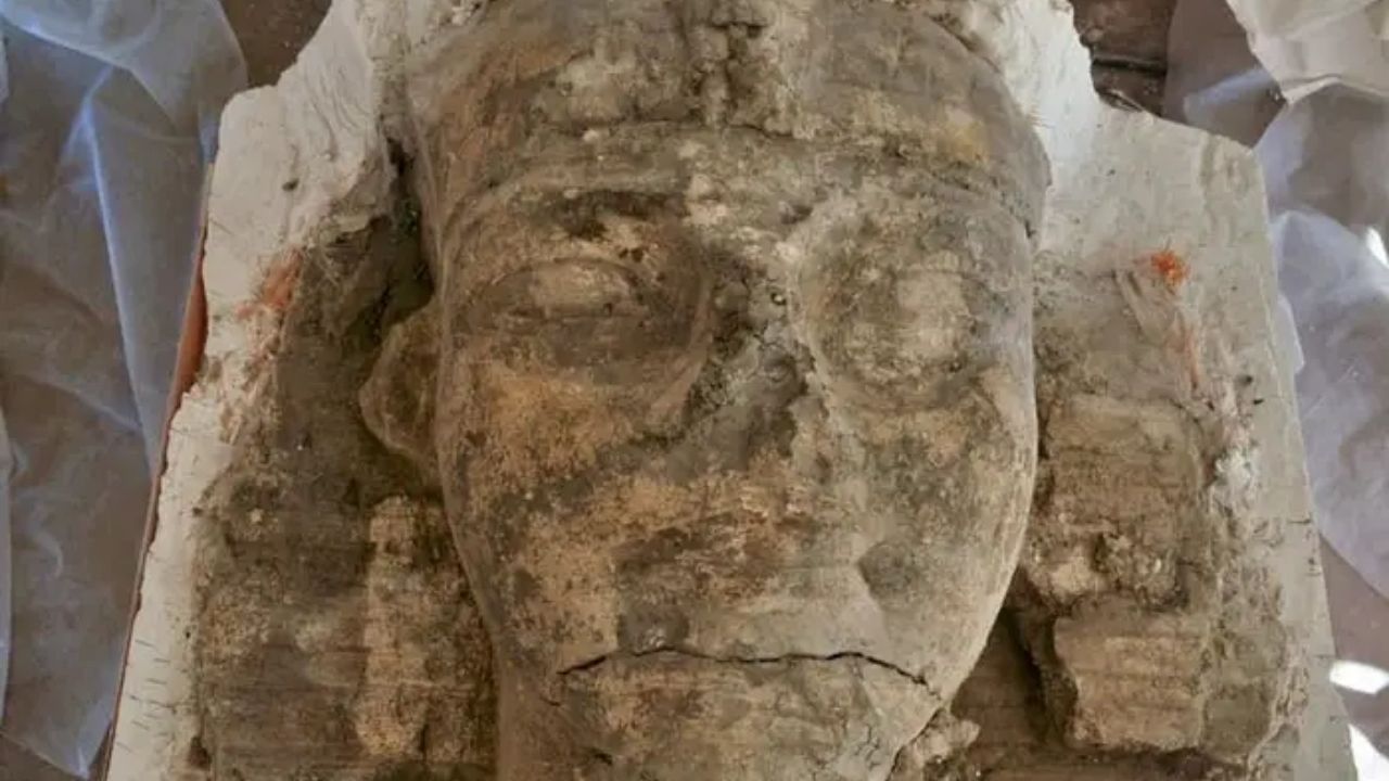 Esfinges gigantes são descobertas no templo funerário do faraó Amenófis III