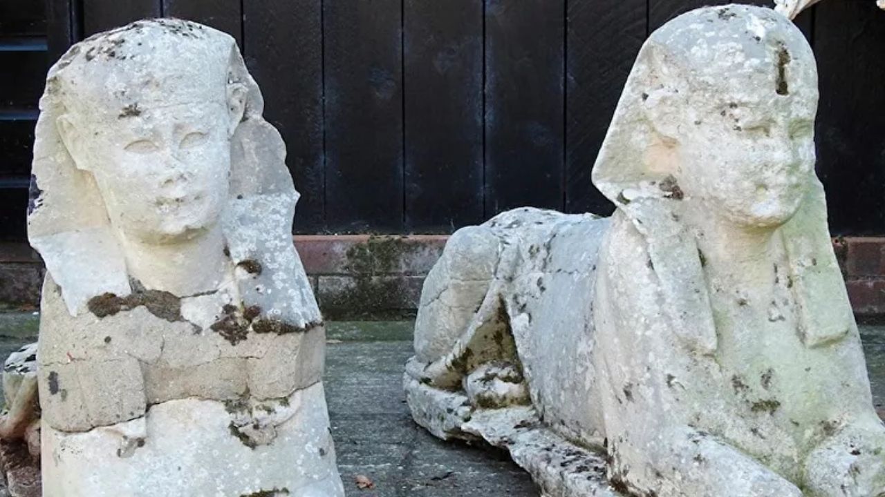 Família britânica descobre que decorações de quintal eram antigas esfinges egípcias de R$ 1,4 milhão