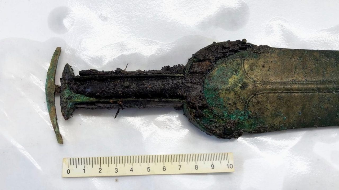 Espada “completamente única” de 3 mil anos é descoberta em oferenda na Dinamarca