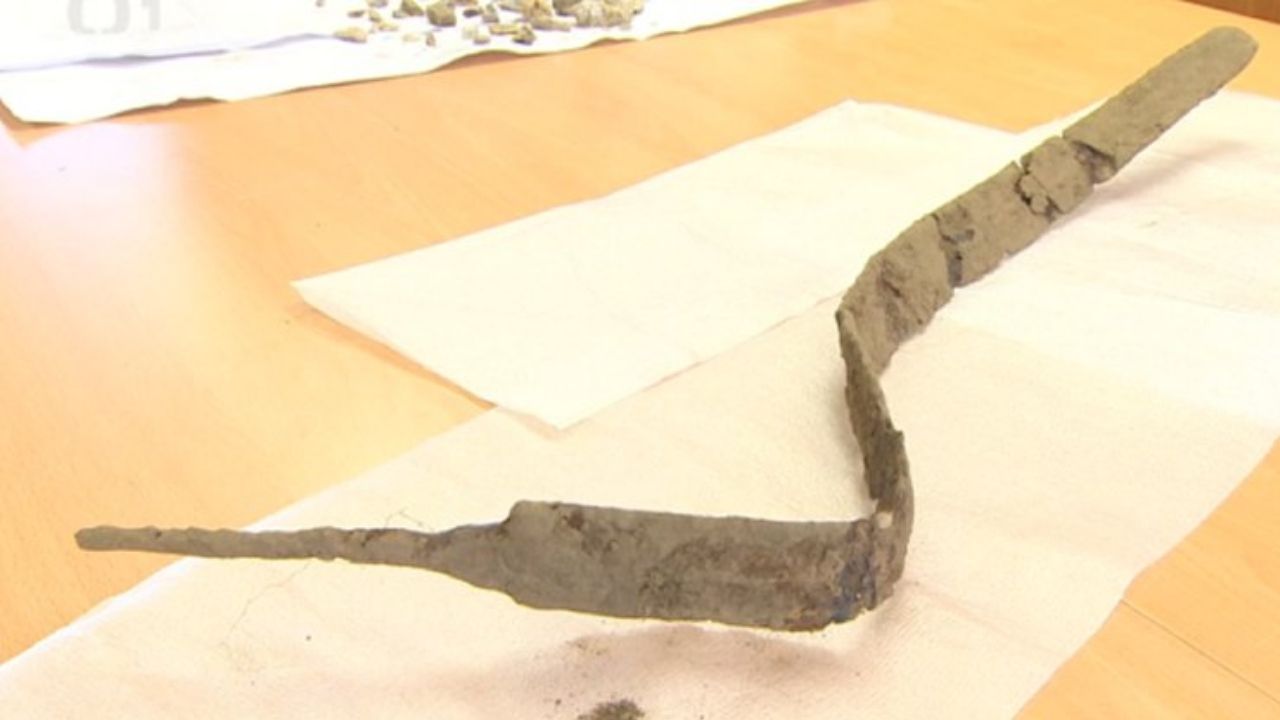 Arqueólogos encontram raríssima espada celta de 2 mil anos na República Tcheca