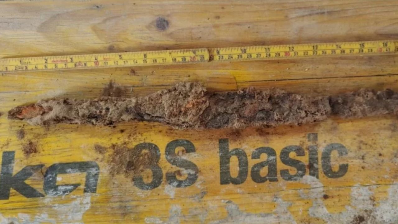Casal norueguês descobre espada viking durante reforma no quintal