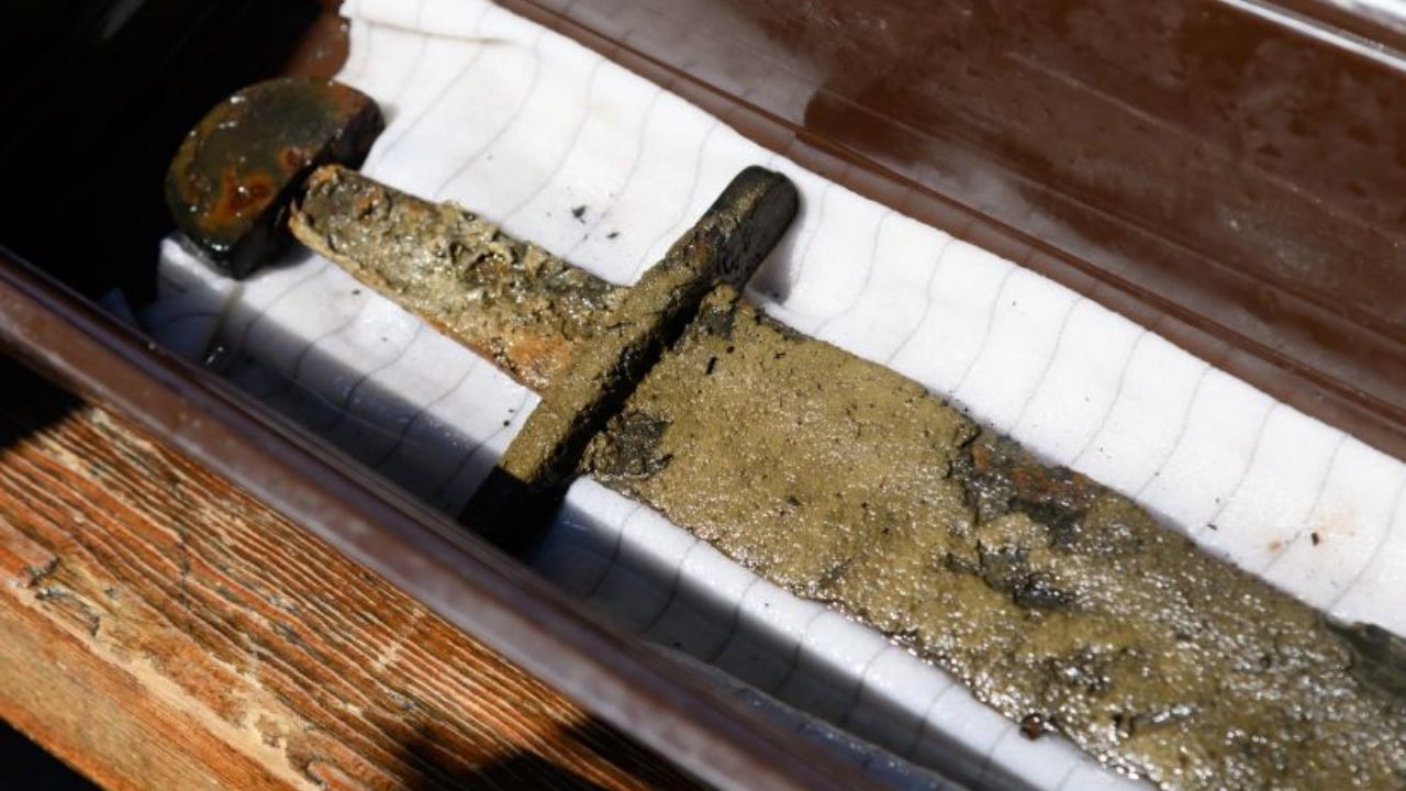 Em lago na Polônia, pesquisadores encontram impressionante espada medieval