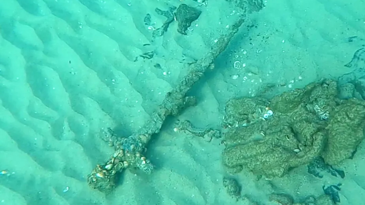 A curiosa espada de 900 anos encontrada no mar Mediterrâneo