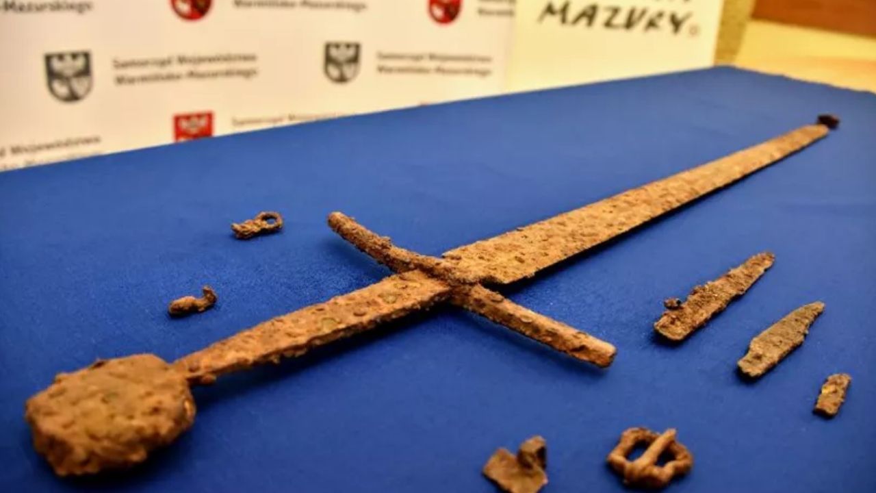 Espada de 600 anos é descoberta por detector de metais na Polônia