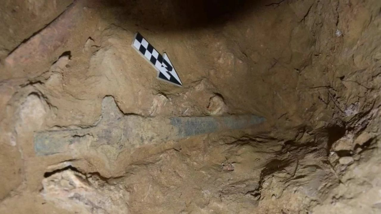 Três espadas raras de bronze da Grécia Antiga são encontradas em túmulos