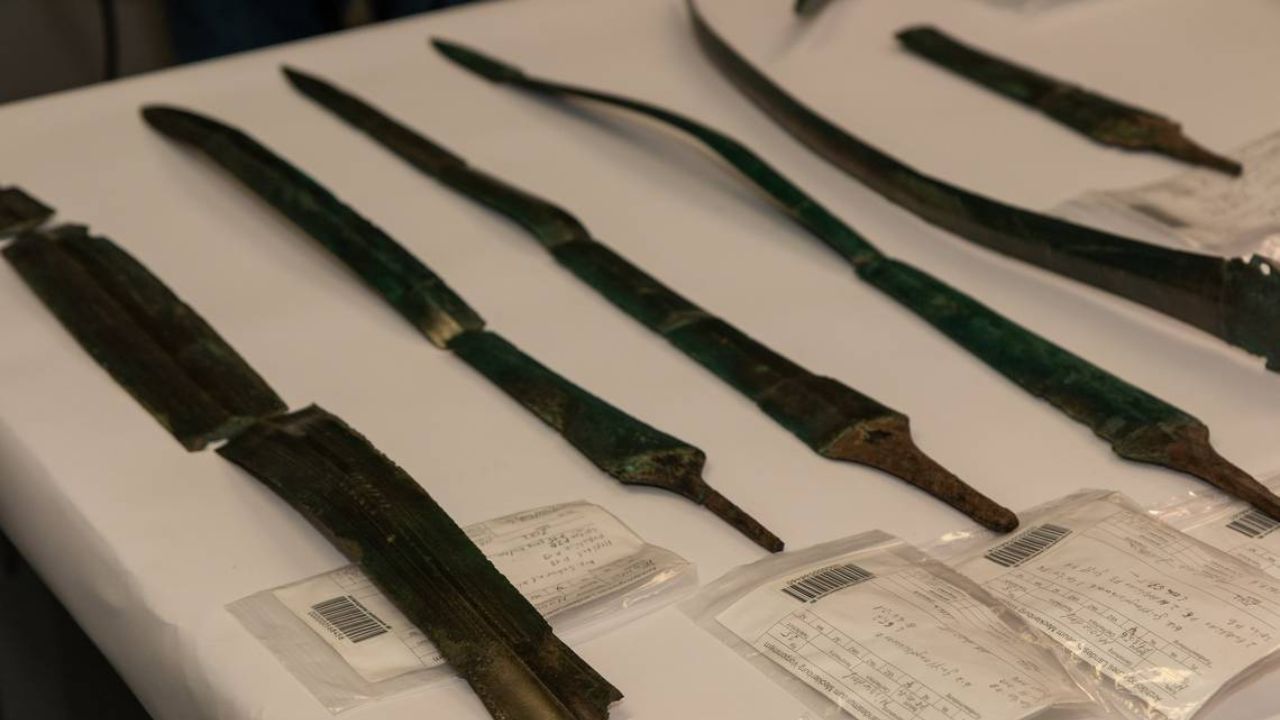 Oferenda de metal: Sete espadas de 3 mil anos são descobertas na Alemanha