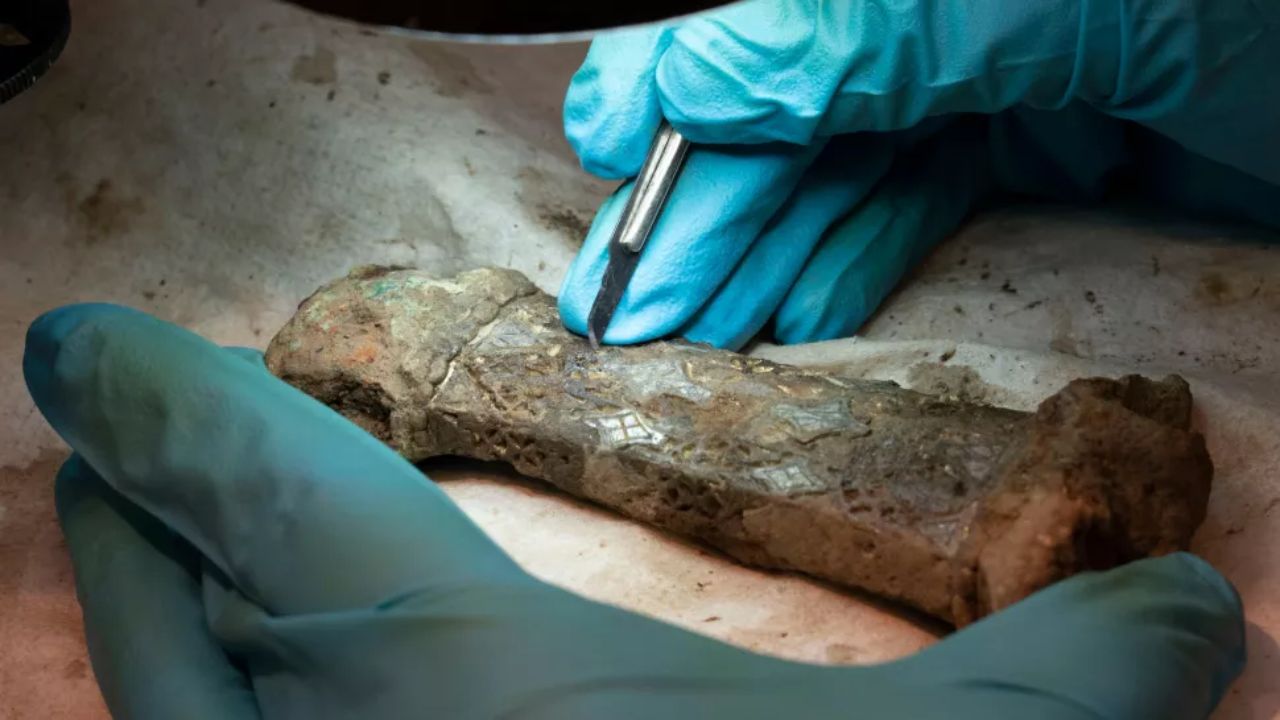 As peças da rara espada viking encaixadas após 1.200 anos
