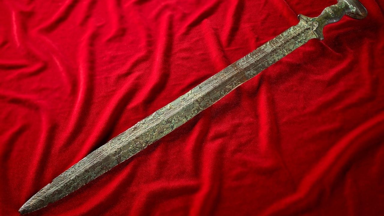 O homem que descobriu ter uma espada de 3 mil anos no porão de casa