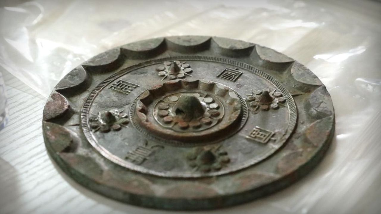 Dezenas de espelhos de 2 mil anos são desenterrados em cemitério na China