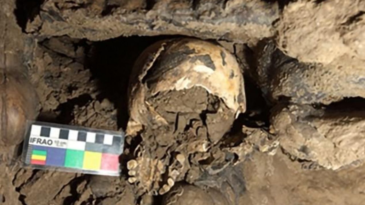 Por que um crânio decapitado foi encontrado em parte inóspita de caverna na França?