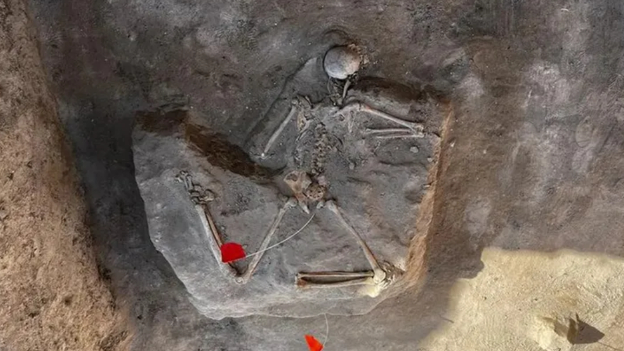 Esqueleto de 2,7 mil anos é desenterrado em fortaleza na Turquia