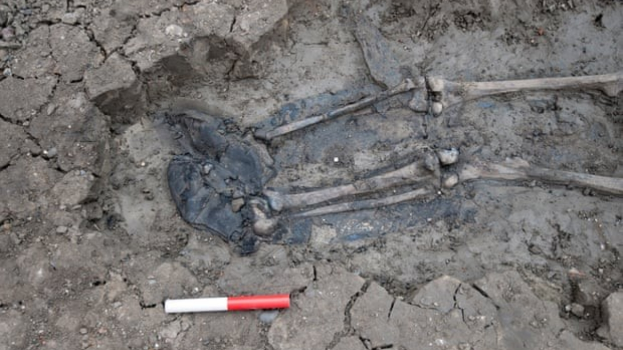 Em 2018, arqueólogos encontraram um esqueleto com botas de couro de 500 anos; relembre