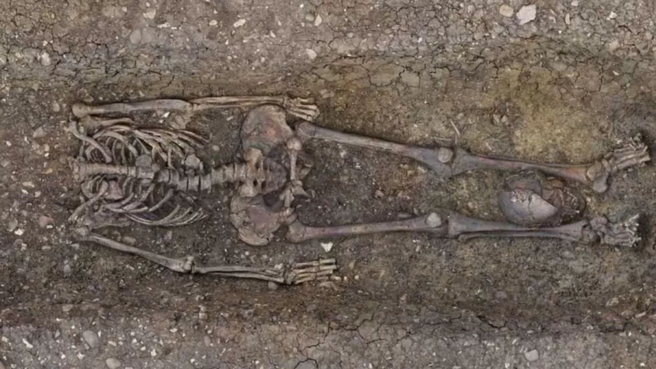 Pesquisadores descobrem esqueletos com crânios entre as pernas, na Inglaterra