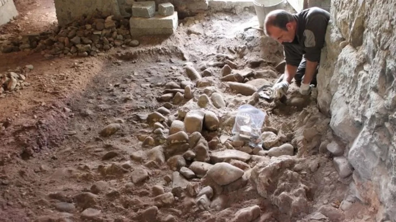 Ossos encontrados debaixo de cozinha escocesa são de cemitério da Idade do Ferro