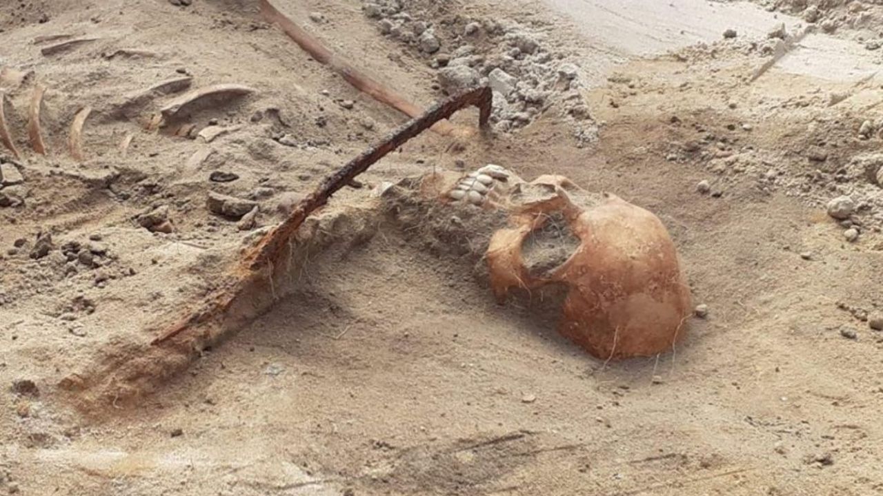 Pesquisadores descobrem esqueleto de ‘mulher-vampira’ do século 17 na Polônia