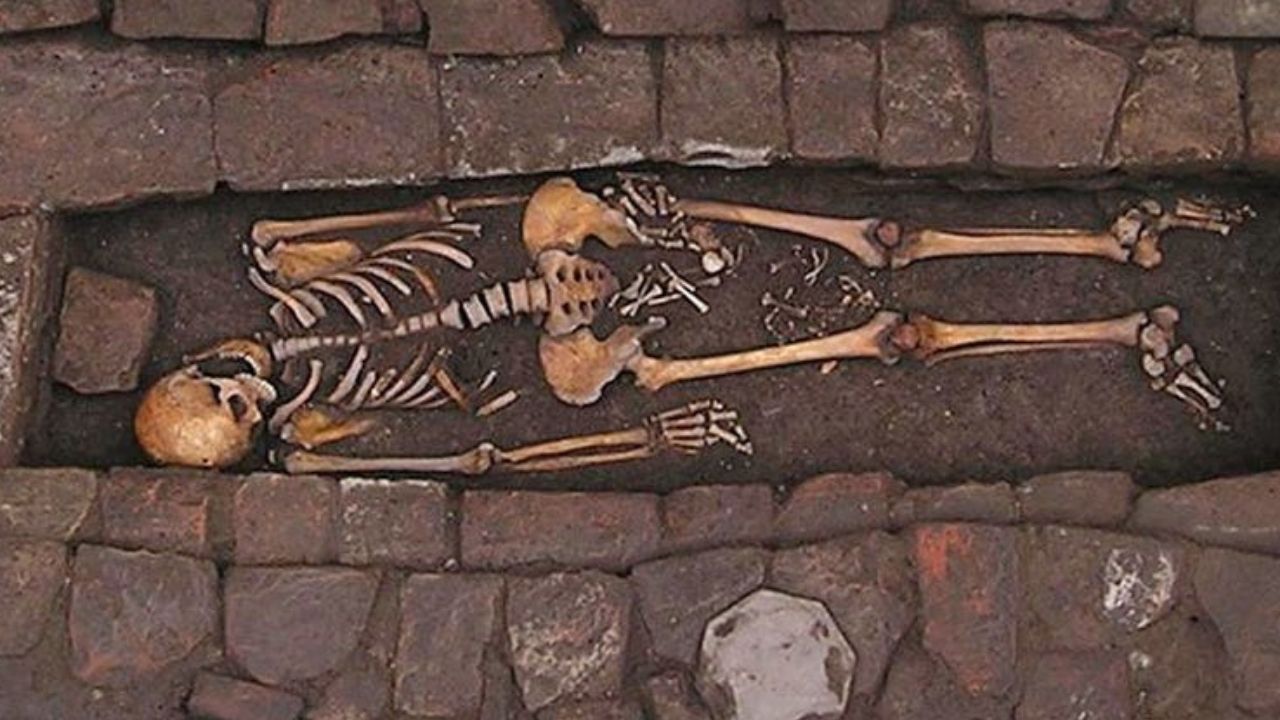 Nascimento dentro do túmulo: Mulher medieval pariu bebê depois de enterrada