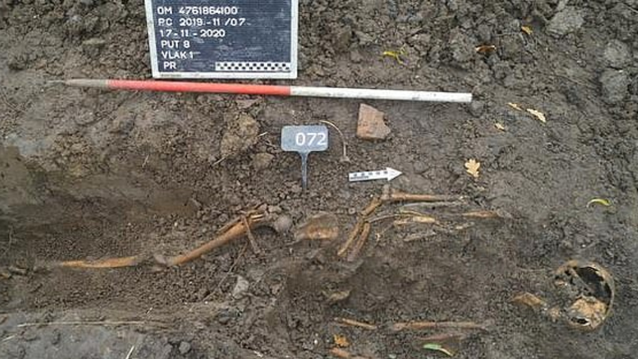 Em vala comum, 20 esqueletos empilhados são encontrados na Holanda