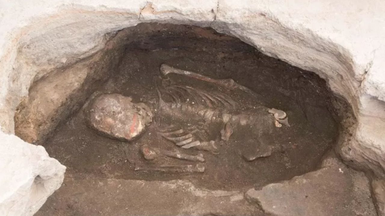 Esqueletos pintados: Estudo analisa curioso ritual funerário de 9 mil anos