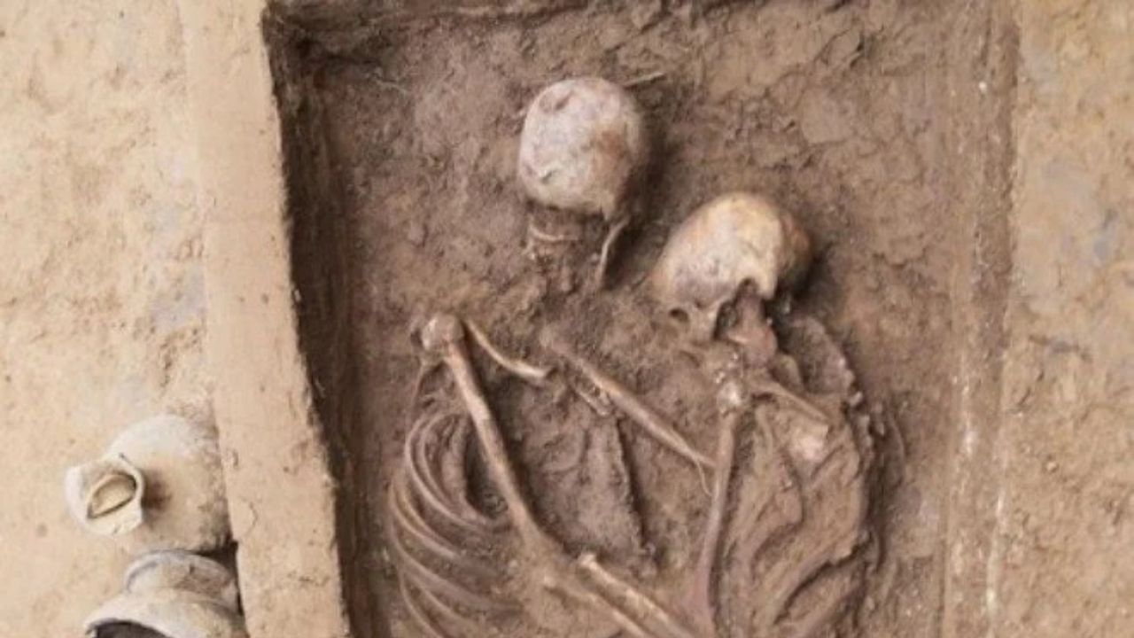 Pesquisa em esqueletos de casal enterrado há 1,6 mil anos indica histórica trágica