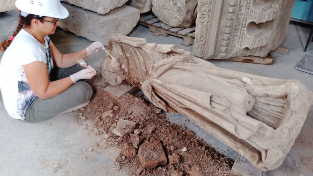 Estátua grega perdida há 2 mil anos é desenterrada na Turquia