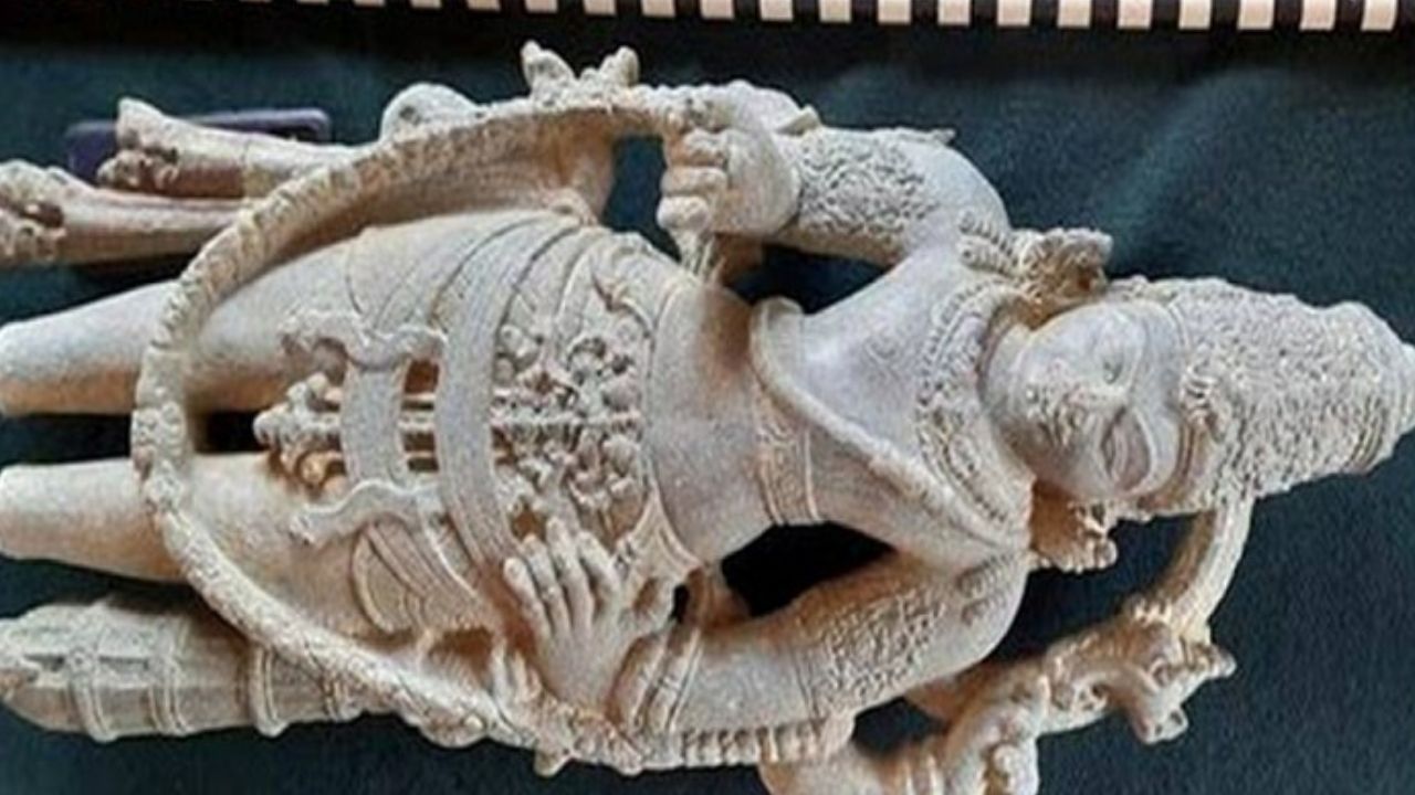 Índia: Estatueta de deus hindu do século 12 é descoberta em poço abandonado
