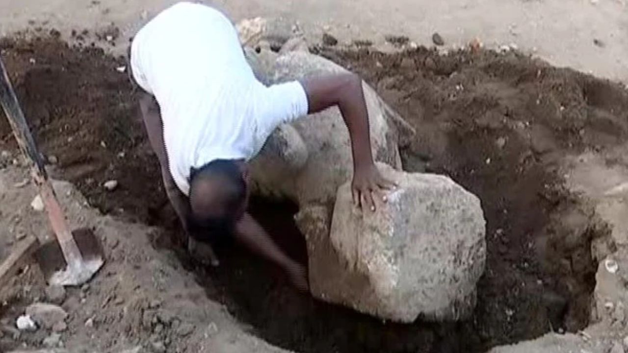 Escultura de leão é descoberta perto de templo do século 12 na Índia