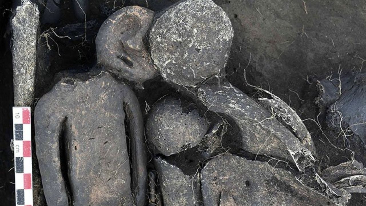 Estatueta com rosto tatuado e máscara de osso é descoberta em cemitério coletivo com ritual nunca antes visto