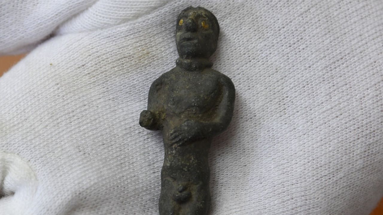 Estatueta celta feita de bronze com olhos dourados é encontrada na Eslováquia