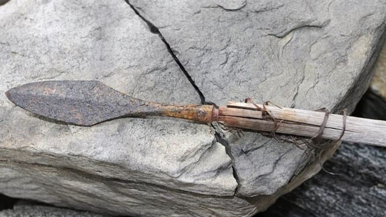 Derretimento de gelo revela tesouro de flechas de 6 mil anos na Noruega