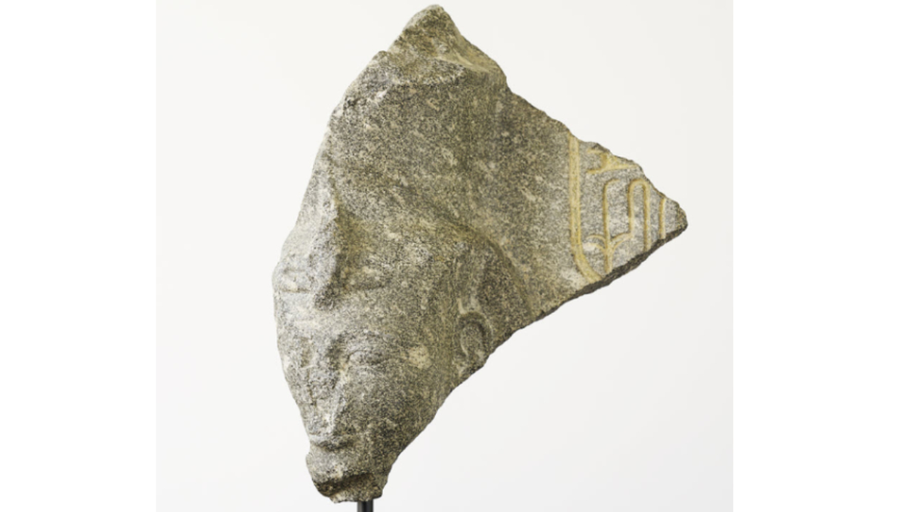 Fragmento de estátua roubada de faraó Ramsés II é devolvido ao Egito