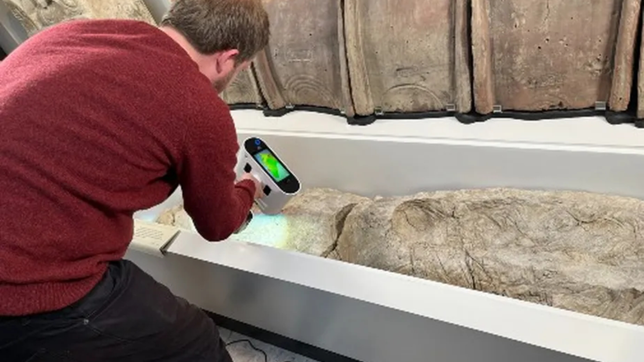 Varredura 3D revela família romana enterrada coberta por gesso há 1,7 mil anos