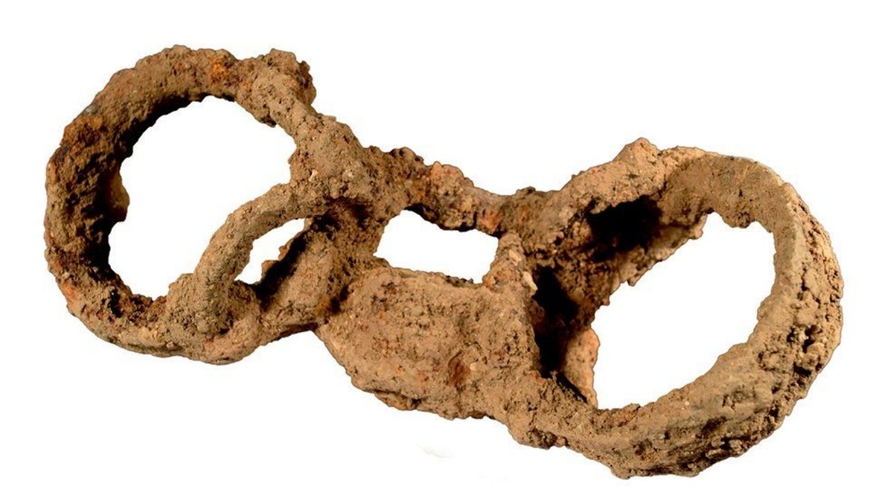 Esqueleto com corrente descoberto na Inglaterra confirma período de escravidão