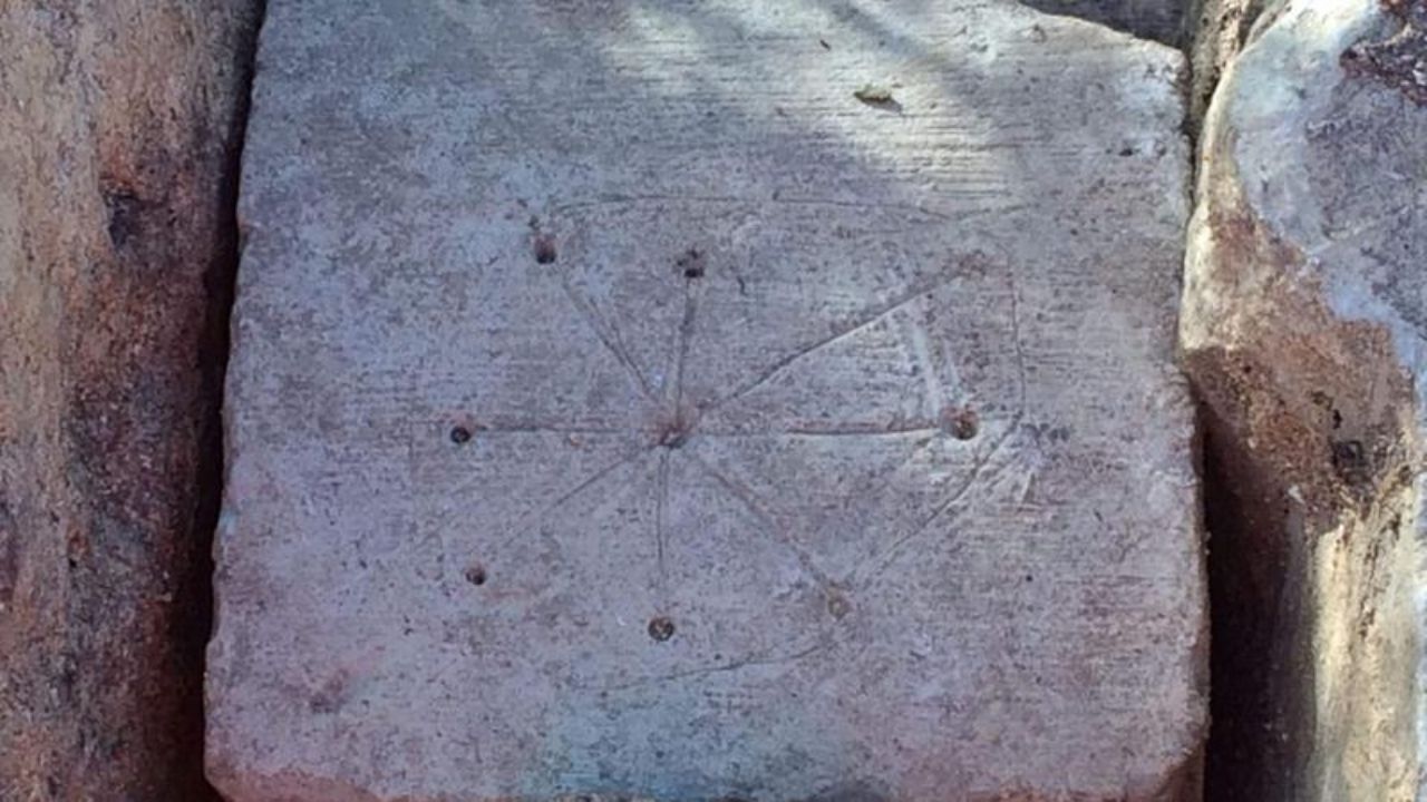 Na Inglaterra, arqueólogos identificam marcação misteriosa em igreja abandonada do século 12