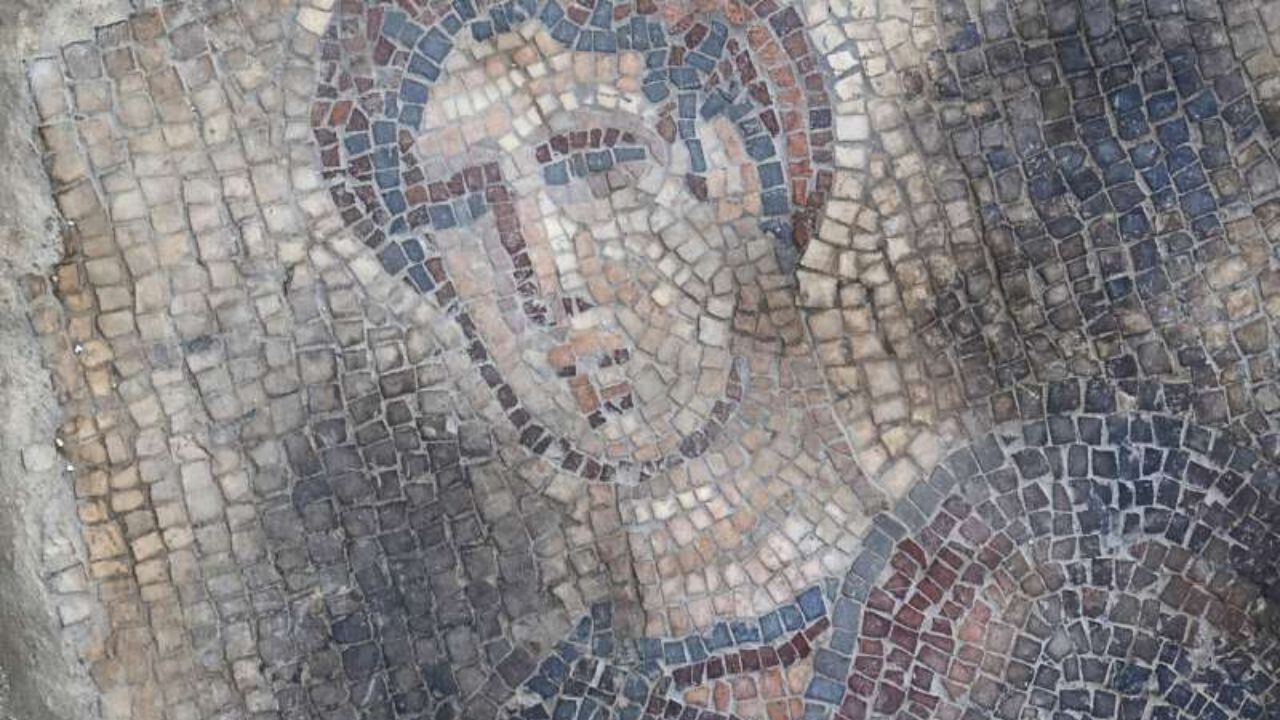 Mosaico que mostra Sansão, figura bíblica de força sobre-humana, é revelado na Galileia